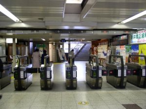 休日午後の日野駅改札口